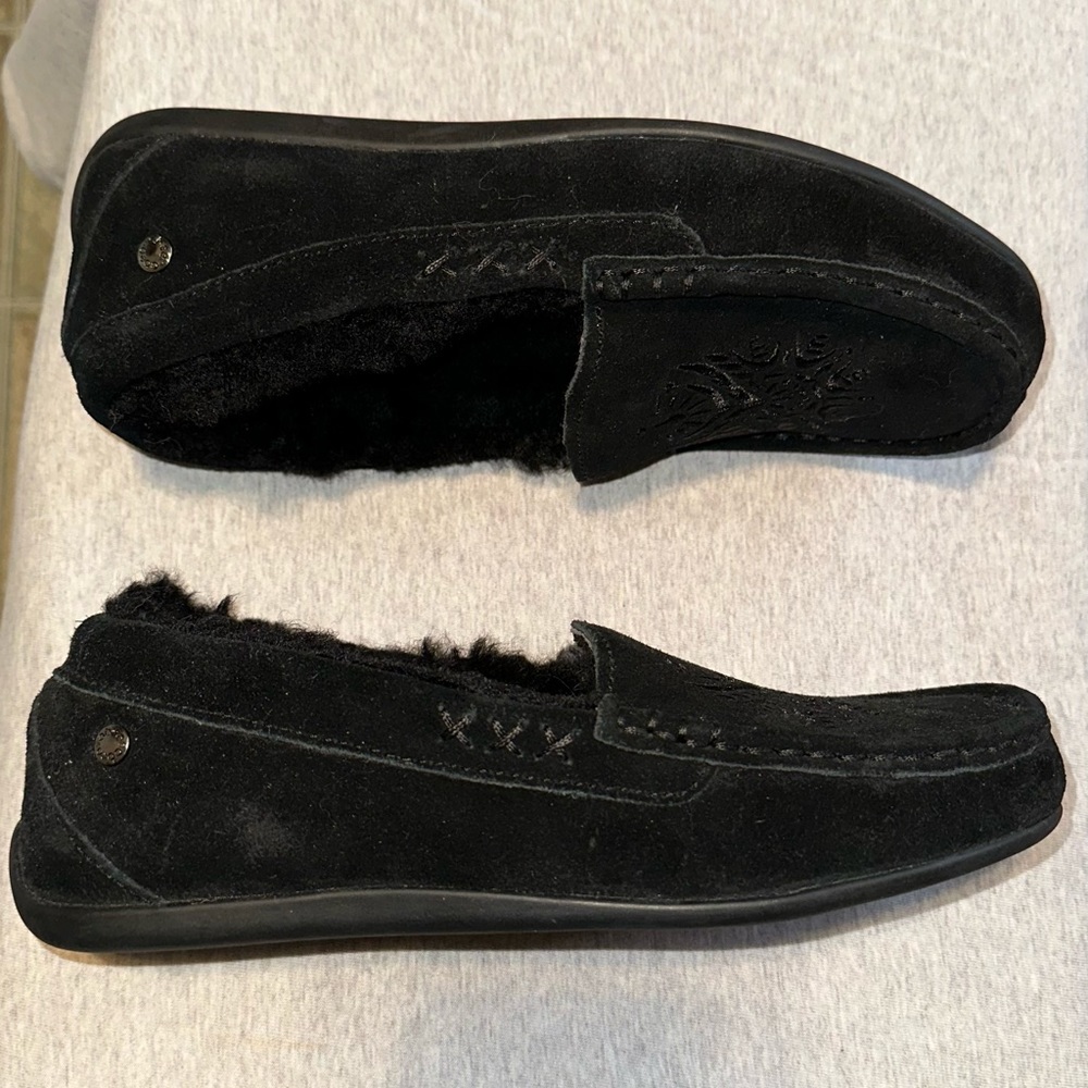 Brand new and never worn. Shearling fur on the inside, black in color.